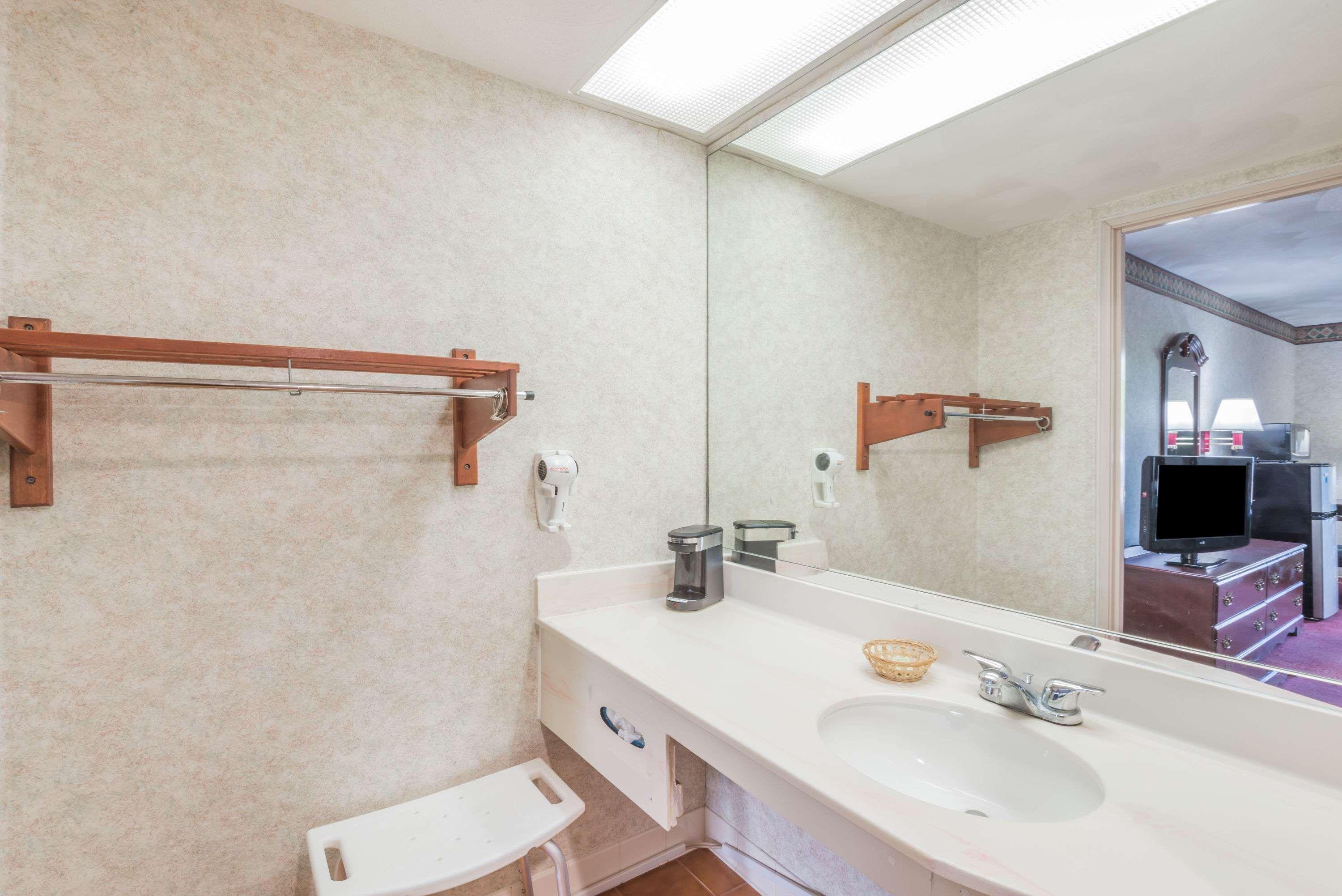 Super 8 By Wyndham West Greenwich/Providence Ngoại thất bức ảnh