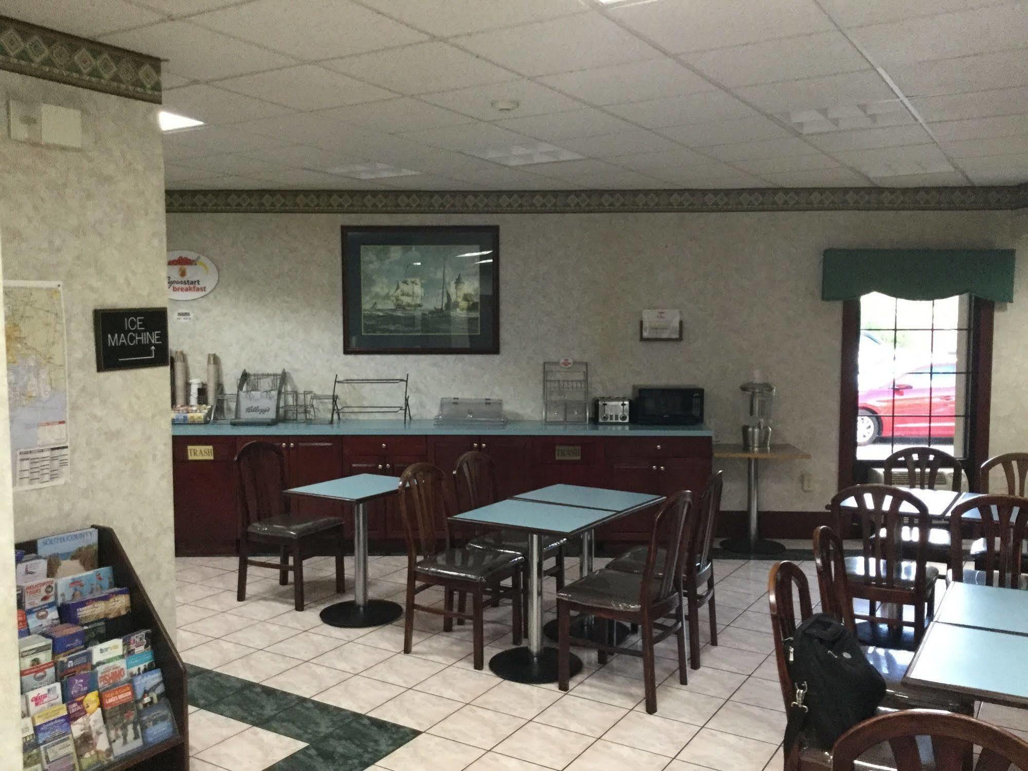 Super 8 By Wyndham West Greenwich/Providence Ngoại thất bức ảnh