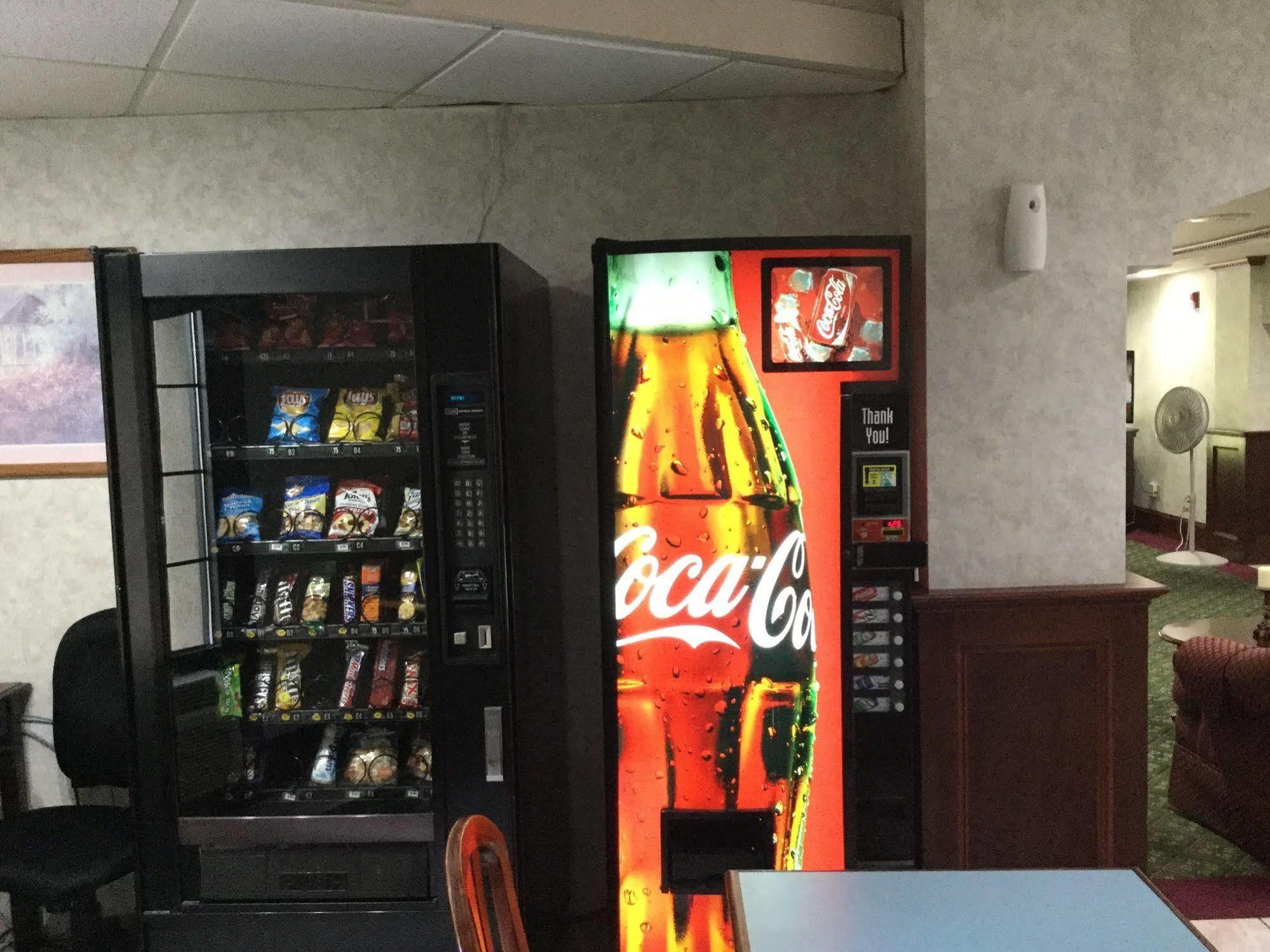Super 8 By Wyndham West Greenwich/Providence Ngoại thất bức ảnh